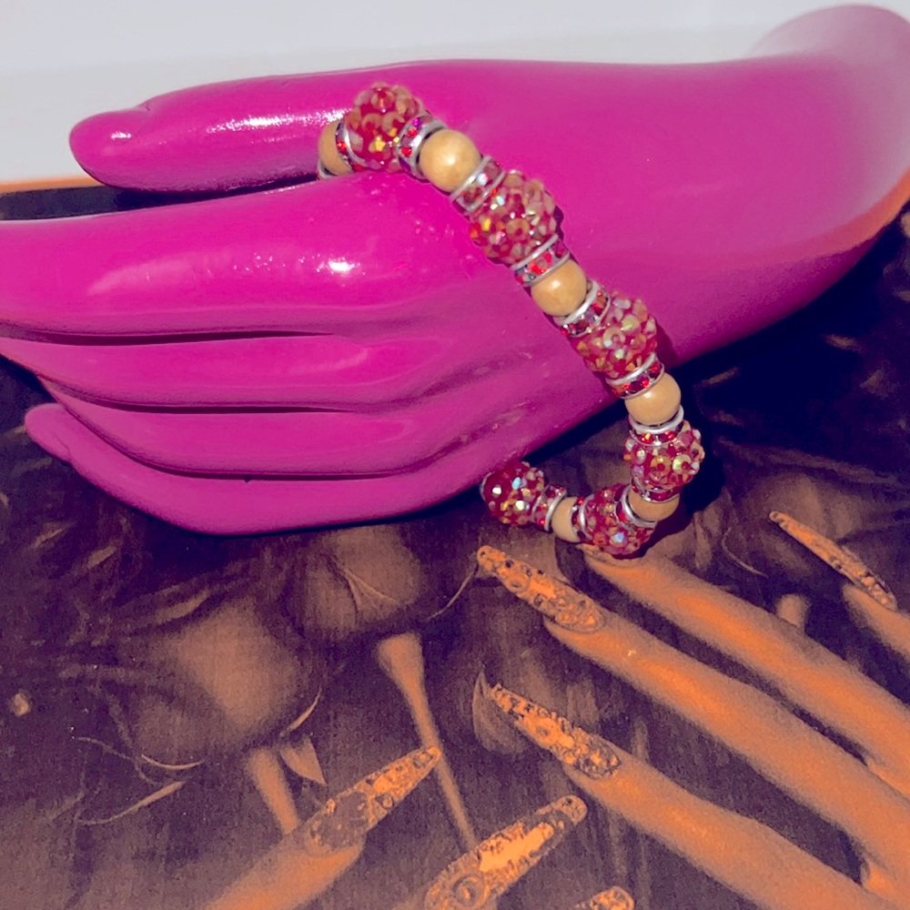 Look BeautifulElegant Chic Beaded sparkling Bracelet with red and Cream wood Ton